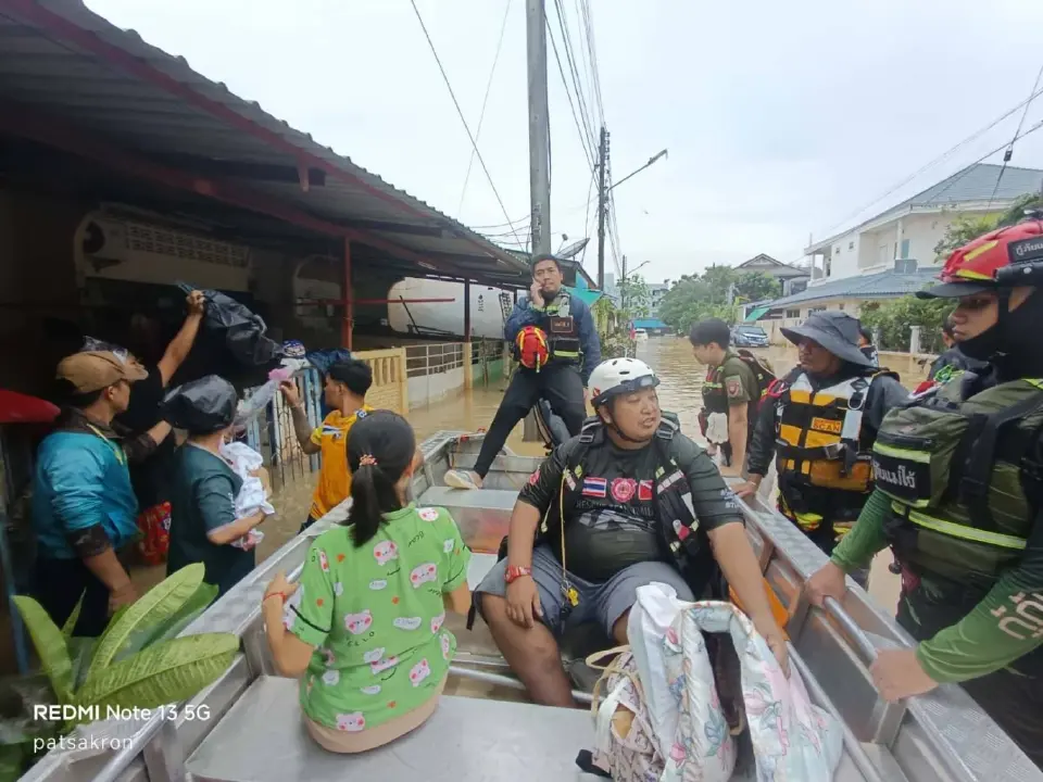 'มาดามหยก' ส่งเรือ-เจสกี 50 ชีวิต ลุยช่วยน้ำท่วมหาดใหญ่