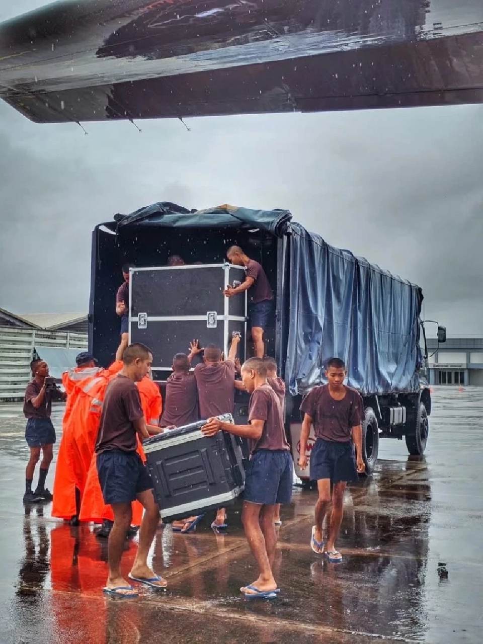 เครื่องบิน C-130 ลำเลียงสิ่งของเยียวยาน้ำท่วมภาคใต้ ถึงนหาดใหญ่แล้ว