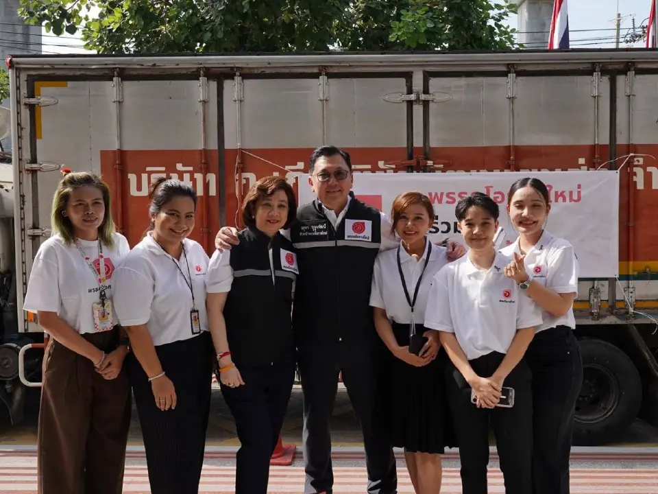 'จตุพร' นำทีมโอกาสใหม่ ส่งเรือ-วิทยุทรานซิสเตอร์ 2,000 ชุด ลุยน้ำท่วมหาดใหญ่