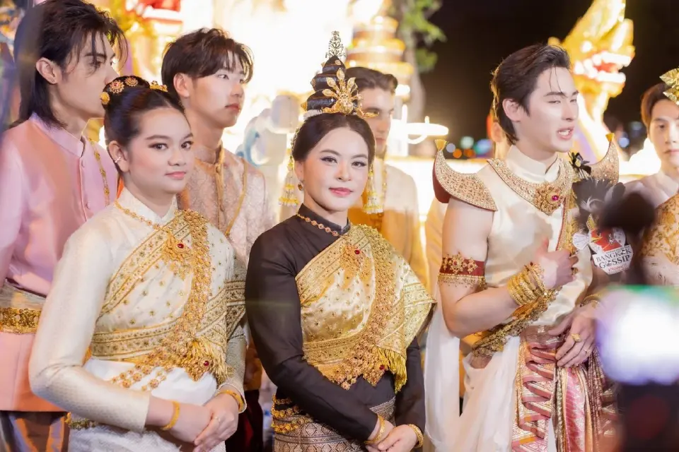 'ยี่เป็งเชียงใหม่' สุดอลังการ 'มาดามหยก' แต่งชุดไทยร่วมขบวนกระทงใหญ่
