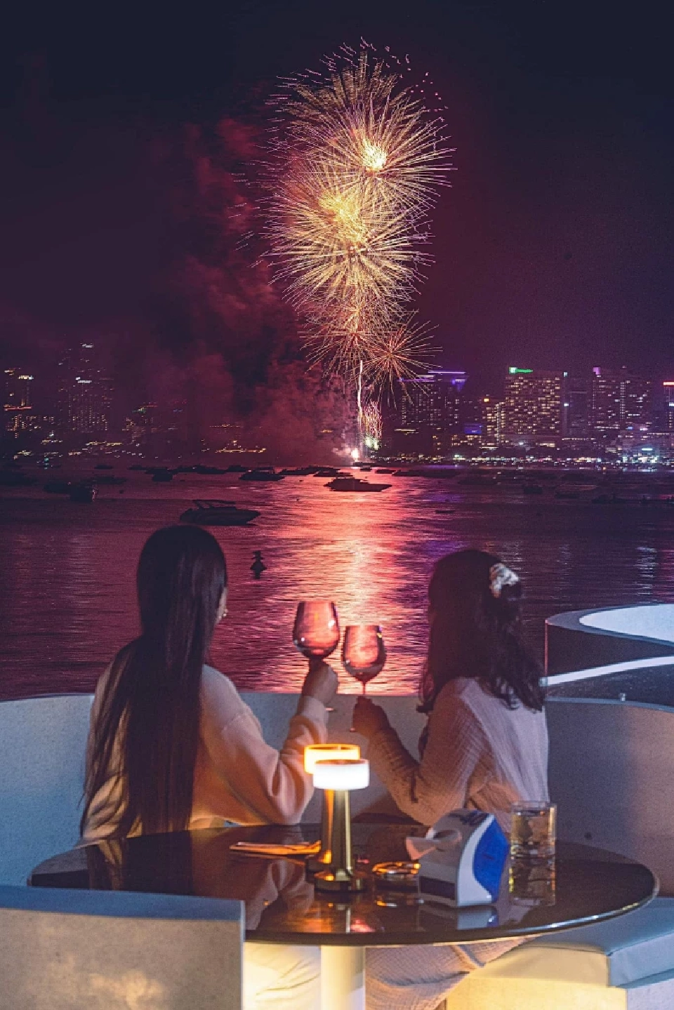 เช็คอิน Pattaya Beach Beer 6 จุดชมพลุ สวยที่สุดเหนือน่านฟ้าเมืองพัทยา