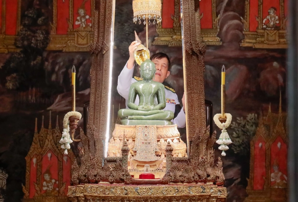 ในหลวง พระราชินี ทรงเปลี่ยนเครื่องทรงฤดูฝนเป็นเครื่องทรงฤดูหนาว ถวายพระแก้วมรกต