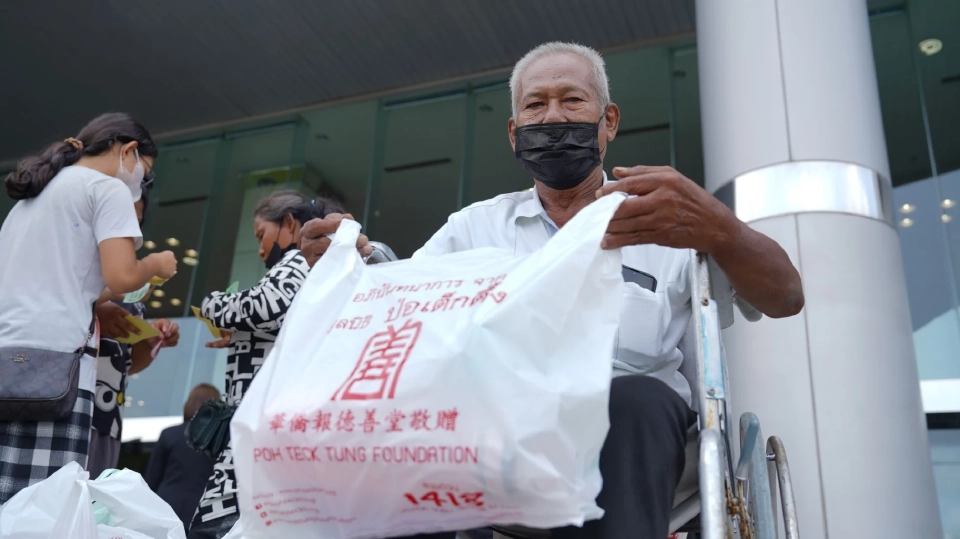 “ป่อเต็กตึ๊ง”มอบของขวัญผู้พิการ ถวายเป็นพระราชกุศลแด่สมเด็จพระพันปีหลวง