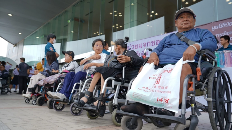 “ป่อเต็กตึ๊ง”มอบของขวัญผู้พิการ ถวายเป็นพระราชกุศลแด่สมเด็จพระพันปีหลวง