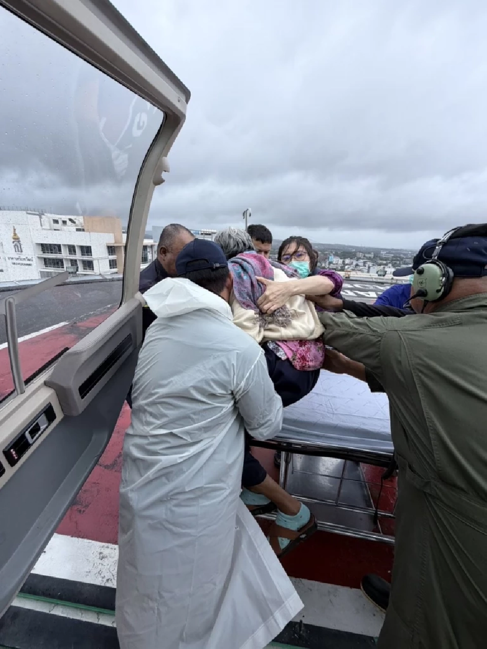 “ธรรมนัส”สั่ง ฮ.บินฝ่าน้ำท่วม รับผู้ป่วยฟอกไต 2 รายส่ง โรงพยาบาลปลอดภัย