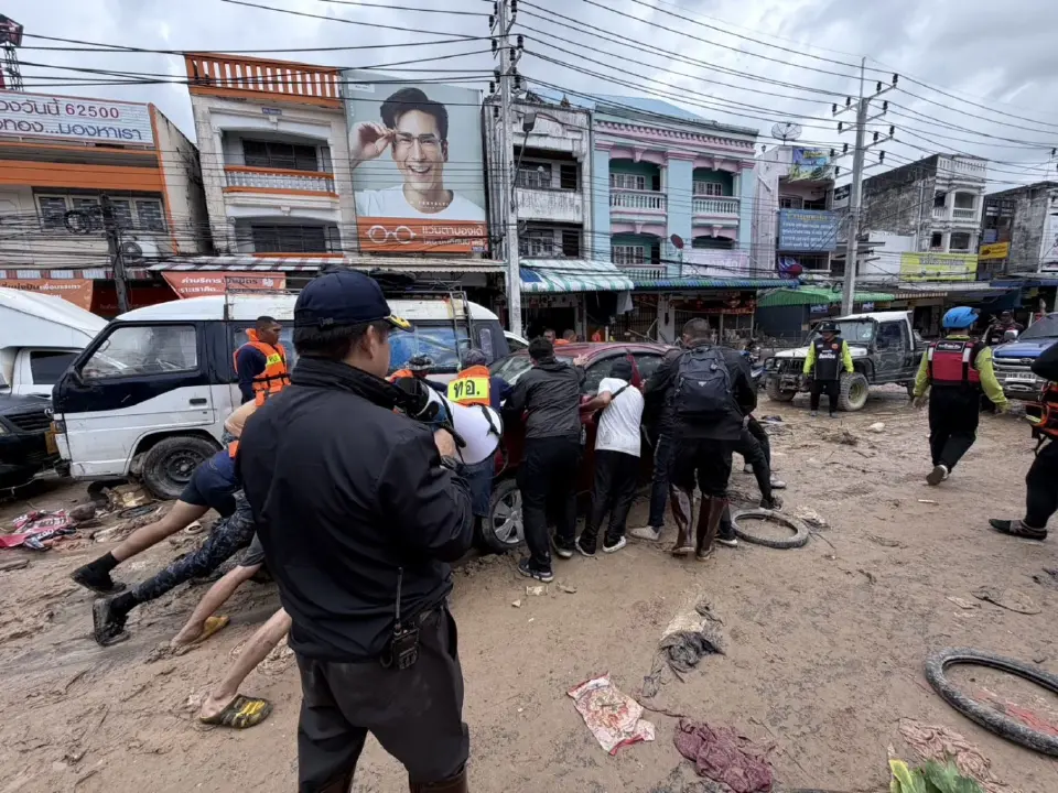“ธรรมนัส” สั่งเคลียร์รถกีดขวางสะพานอู่ตะเภา เปิดทางสัญจร–ลำเลียงอาหารช่วยผู้เดือดร้อน