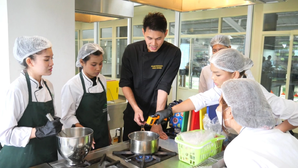 DPU ปั้น 'เป็ดพรีเมียม' ดึงเชฟดังสอนงานครัว สร้างแรงบันดาลใจนักโรงแรม