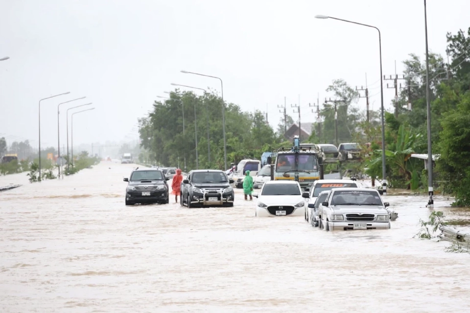 หาดใหญ่วิกฤตหนัก ถนนลพบุรีราเมศวร์ ถูกตัดขาดกระแสน้ำไหลเชี่ยวบ้านเรือนประชาชนได้รับความเสียหาย 