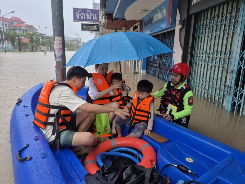 “ป่อเต็กตึ๊ง”ส่มทีมกู้ภัยลุยช่วยผู้ประสบภัยน้ำท่วมหาดใหญ่