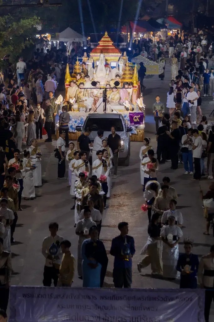 'ยี่เป็งเชียงใหม่' สุดอลังการ 'มาดามหยก' แต่งชุดไทยร่วมขบวนกระทงใหญ่