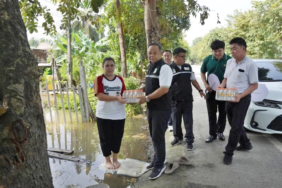 “ซีพีเอฟอยู่เคียงข้างทุกวิกฤต” ส่งความช่วยเหลือถึงคนอ่างทอง เติมกำลังใจฝ่าน้ำท่วม 