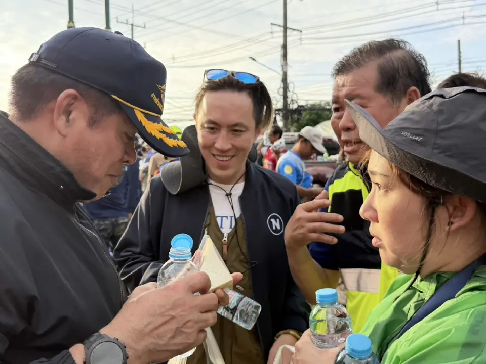 “ธรรมนัส” สั่งเคลียร์รถกีดขวางสะพานอู่ตะเภา เปิดทางสัญจร–ลำเลียงอาหารช่วยผู้เดือดร้อน