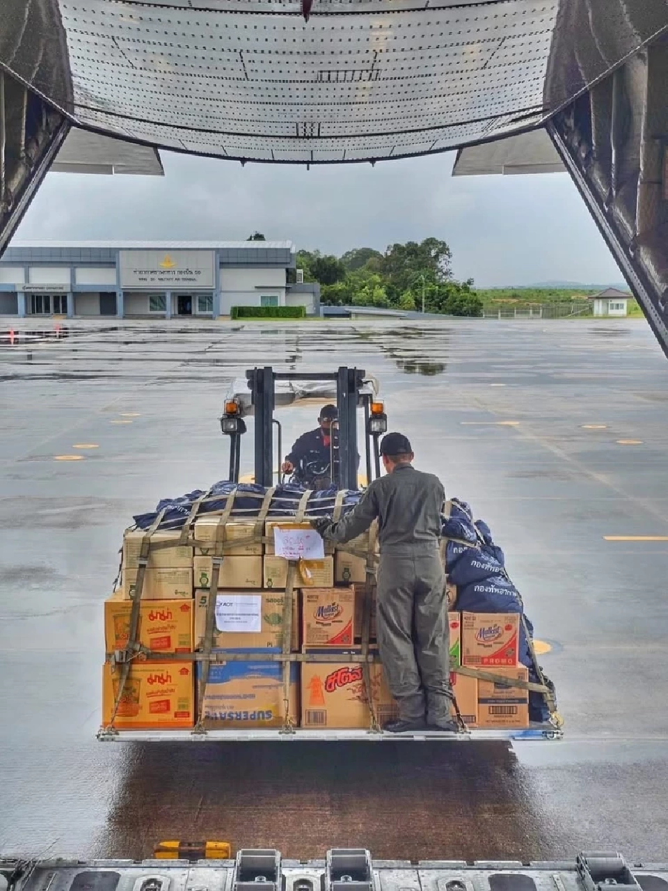 เครื่องบิน C-130 ลำเลียงสิ่งของเยียวยาน้ำท่วมภาคใต้ ถึงนหาดใหญ่แล้ว