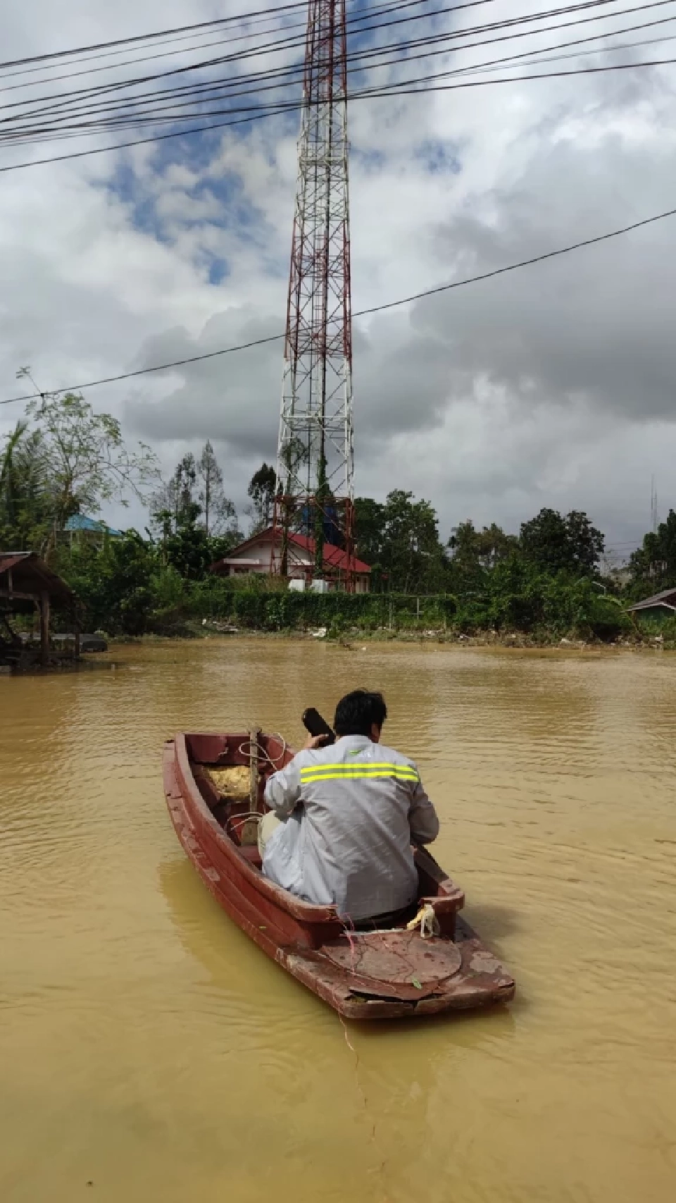 AIS ส่งทีมวิศวกร ดูแลโครงข่ายมือถือ–เน็ตบ้าน พื้นที่เสี่ยงน้ำท่วมภาคใต้
