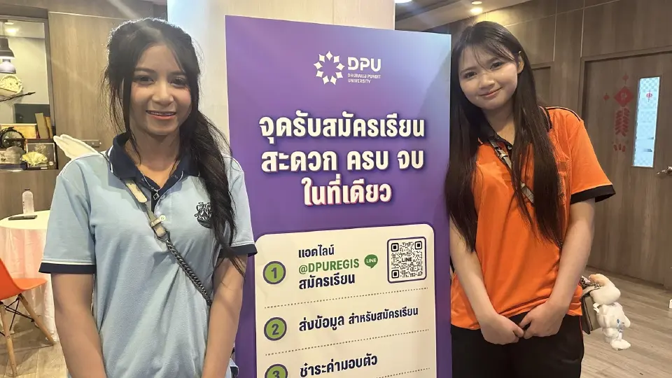 นางสาวศิรินภา มหาสิน และนางสาวนิศามณี อักษร นักศึกษาชั้น ปวช.จากวิทยาลัยอาชีวศึกษาดุสิตพณิชยการ นนทบุรี