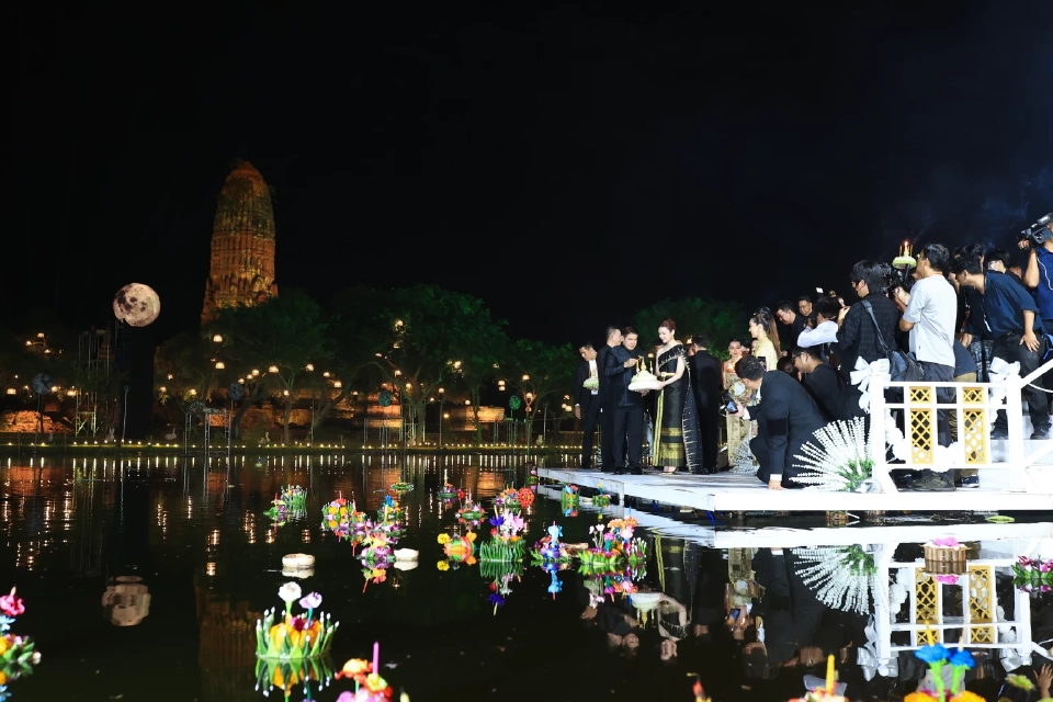 เปิดภาพลอยกระทง Maha Loi Krathong @อยุธยา น้อมรำลึก 'สมเด็จพระพันปีหลวง'