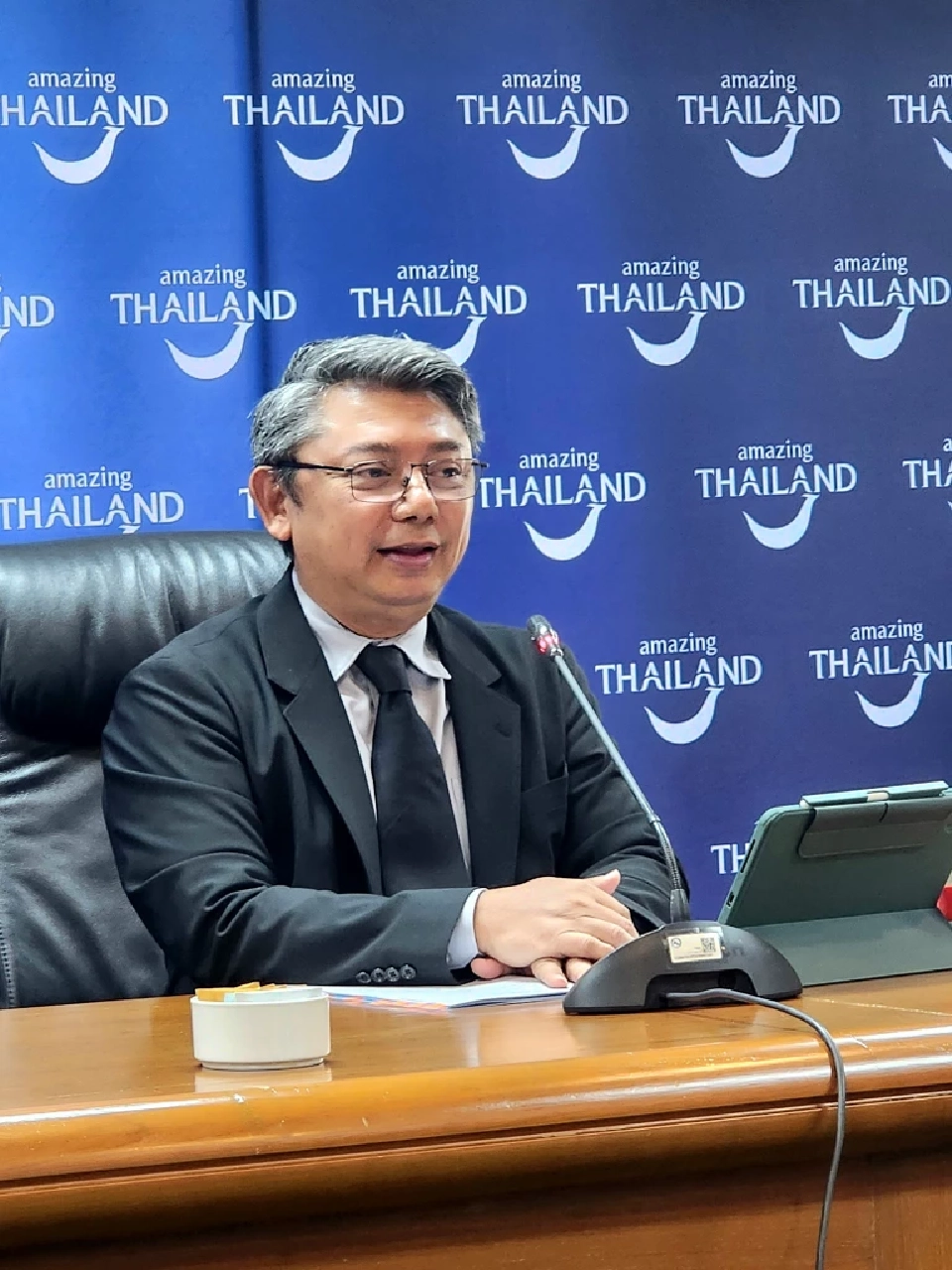 นิธิ สีแพร