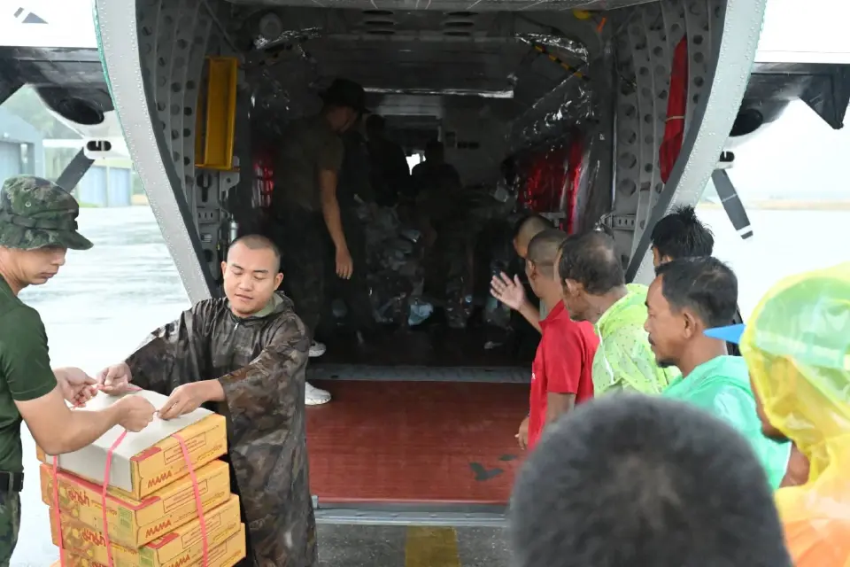 กระทรวงเกษตรฯ ระดมเครื่องบินฝนหลวง ลำเลียงเสบียงช่วยอุทกภัย ‘นราธิวาส–ชายแดนใต้’ กว่าพันชุด