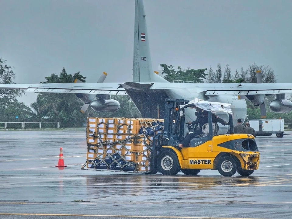 เครื่องบิน C-130 ลำเลียงสิ่งของเยียวยาน้ำท่วมภาคใต้ ถึงนหาดใหญ่แล้ว