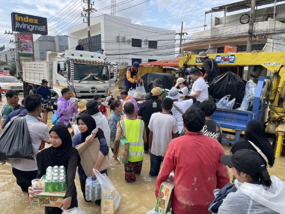“นิพนธ์-สรรเพชญ”ลุยแจกอาหารช่วยผู้ประสบภัยน้ำท่วมสงขลา เป็นวันที่ 4
