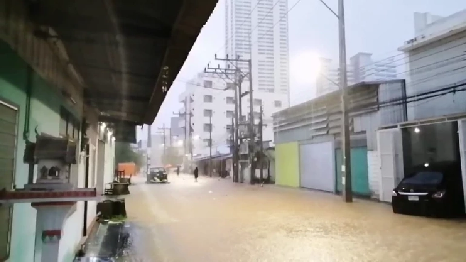 น้ำท่วมหาดใหญ่ล่าสุด หน้ารพ.-แยกกิมหยงอ่วม อพยพชาวบ้านคลองหลา