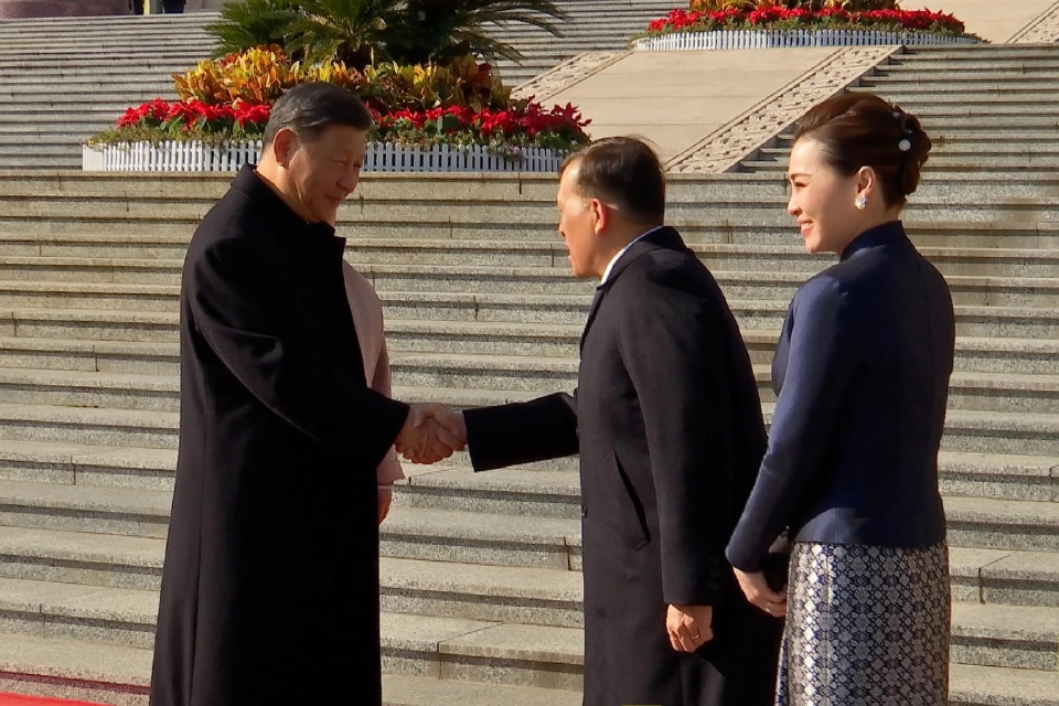 'ในหลวง-พระราชินี' เสด็จฯ จัตุรัสเทียนอันเหมิน พิธีสวนสนามรับเสด็จฯอย่างสมพระเกียรติ