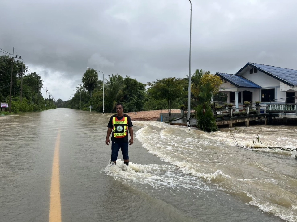 น้ำท่วม 5 จังหวัด 'ทางหลวงชนบท' ปิดถนน 14 เส้นทาง งดสัญจร