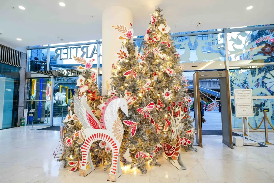 ดูไฟปีใหม่ EM DISTRICT เจอ 'น้องหมีเนย' พร้อมลุ้นรางวัลใหญ่ 30 ล้าน