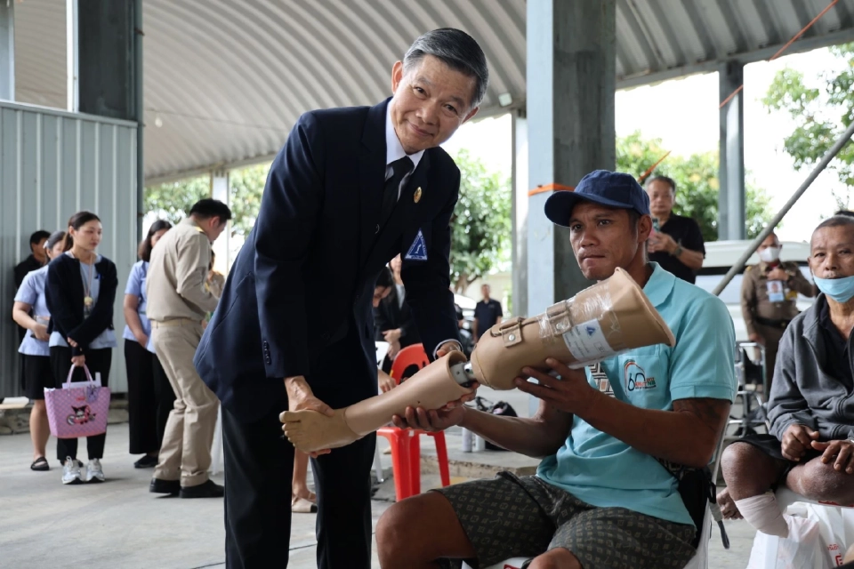 มูลนิธิป่อเต็กตึ๊งมอบรถ Mini Bus สนับสนุนภารกิจมูลนิธิขาเทียมฯ