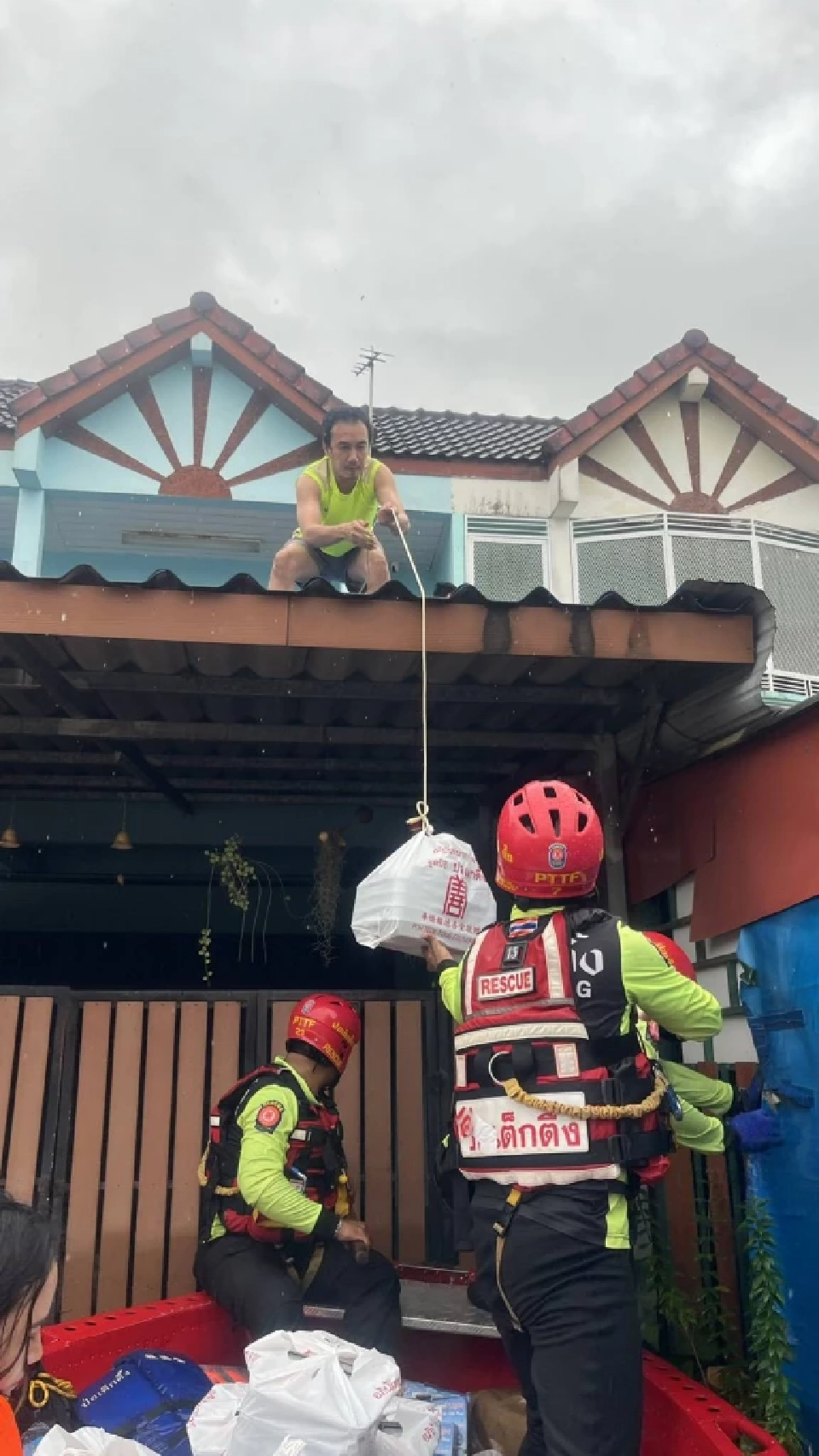 “ป่อเต็กตึ๊ง”ส่มทีมกู้ภัยลุยช่วยผู้ประสบภัยน้ำท่วมหาดใหญ่