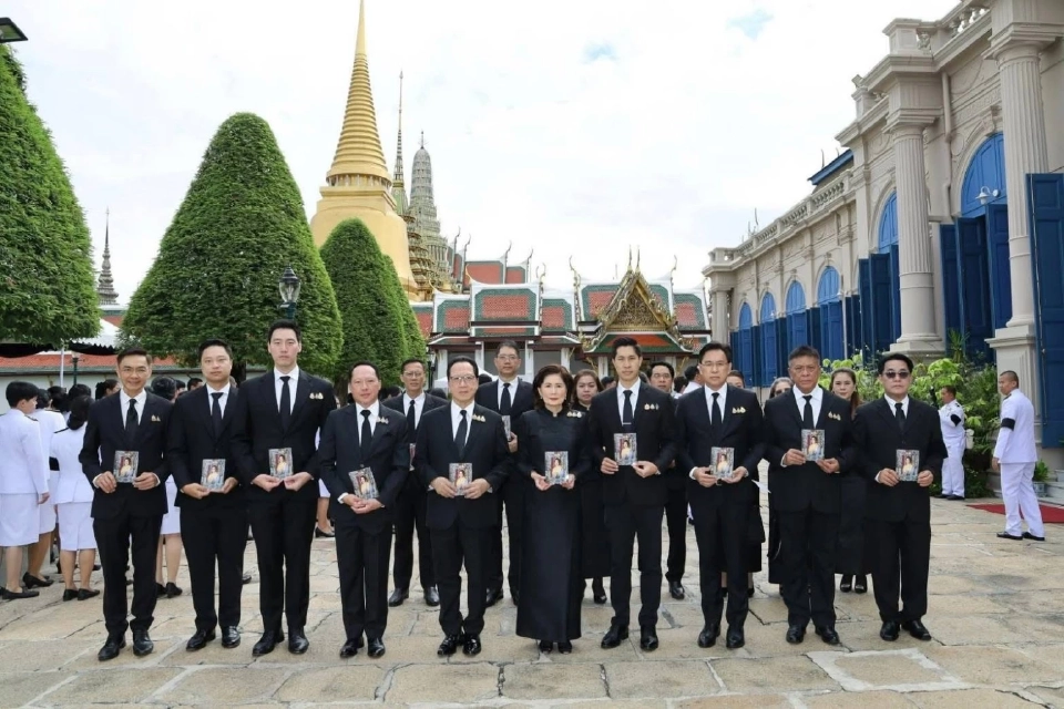 กลุ่มเบญจจินดา เข้าลงนามถวายอาลัยและถวายพวงมาลา ‘สมเด็จพระพันปีหลวง’