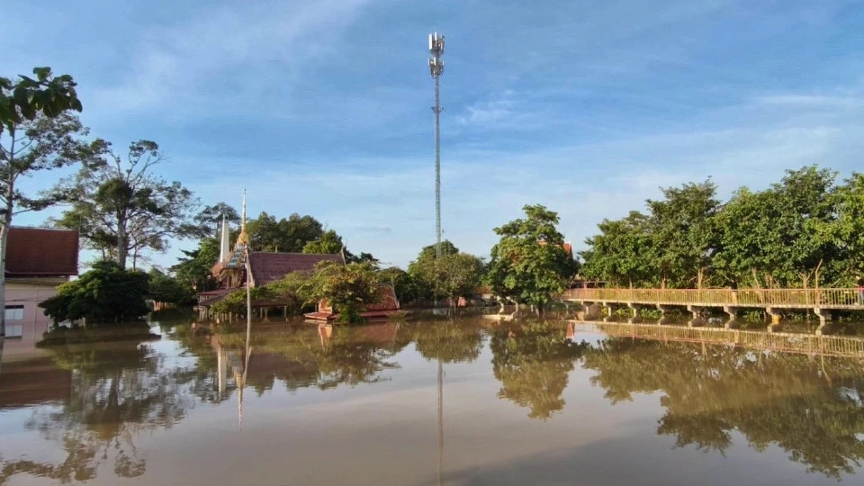 ทรูส่งทีมเรือเข้าพื้นที่สิงห์บุรี คุ้มสัญญาณมือถือช่วงน้ำท่วม