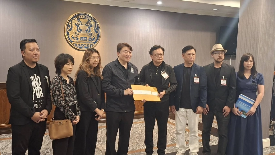 เอกชนบุกทำเนียบ จี้รัฐทบทวน พ.ร.บ.ควบคุมเรื่องดื่มแอลกอฮอล์ใหม่