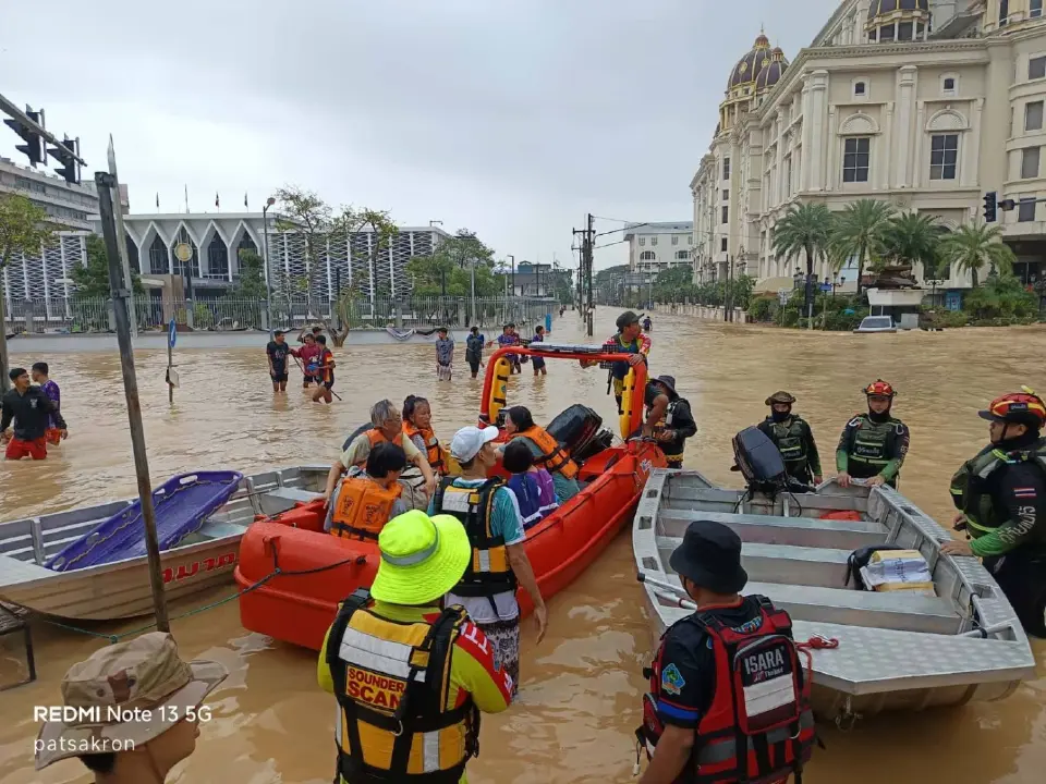 'มาดามหยก' ส่งเรือ-เจสกี 50 ชีวิต ลุยช่วยน้ำท่วมหาดใหญ่