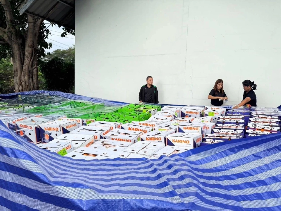 บุกยึดผลไม้เถื่อนกลางเพชรบุรี กว่า 1.2 หมื่นกิโลฯ  มูลค่าร่วม 3 ล้านบาท