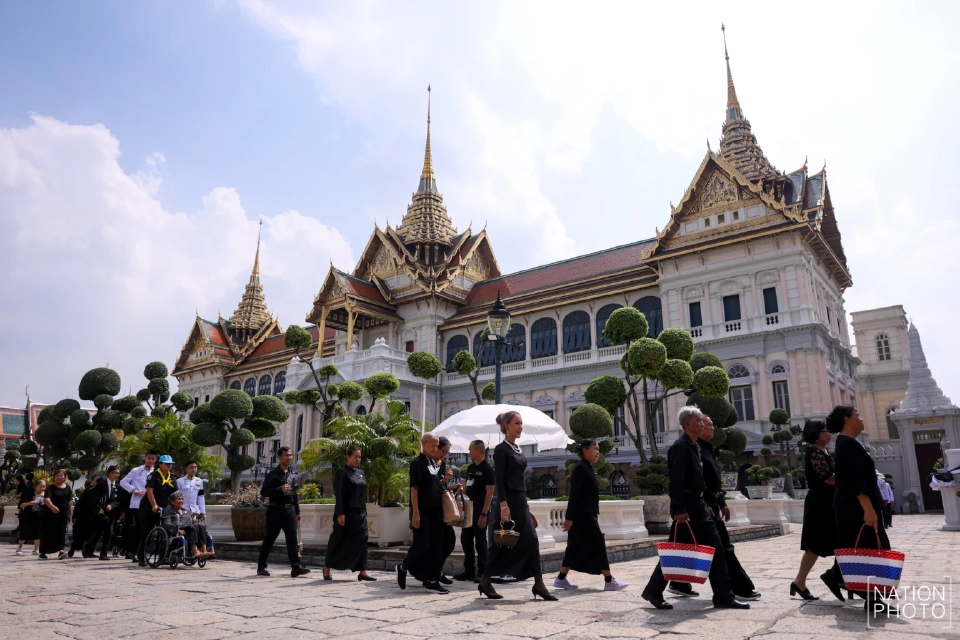 นายกฯ ตรวจเยี่ยมการให้บริการปชช. เข้าถวายสักการะพระบรมศพ
