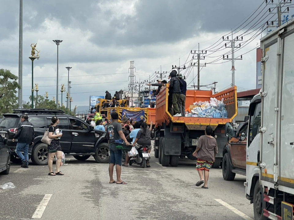 “นิพนธ์-สรรเพชญ”ลุยแจกอาหารช่วยผู้ประสบภัยน้ำท่วมสงขลา เป็นวันที่ 4