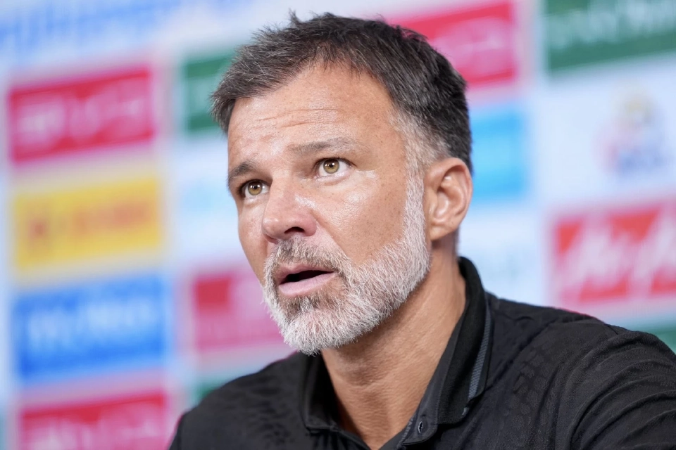 แอนโธนี ฮัดสัน หัวหน้าผู้ฝึกสอน ฟุตบอลชายทีมชาติไทยชุดใหญ่