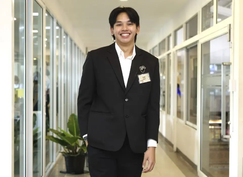 นายธีรภัทร หนักแน่น นักศึกษาปี 4 สาขาการโรงแรมและธุรกิจอาหาร คณะการท่องเที่ยวและการโรงแรม  มหาวิทยาลัยธุรกิจบัณฑิตย์  (DPU) 