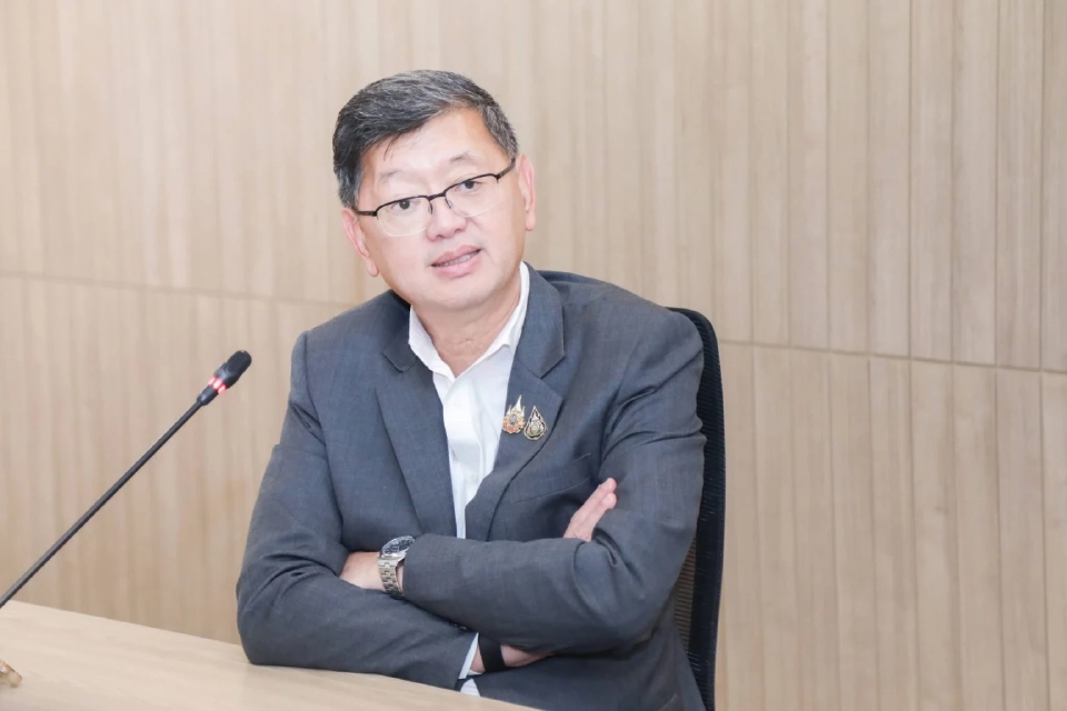 นายพชร อนันตศิลป์ 