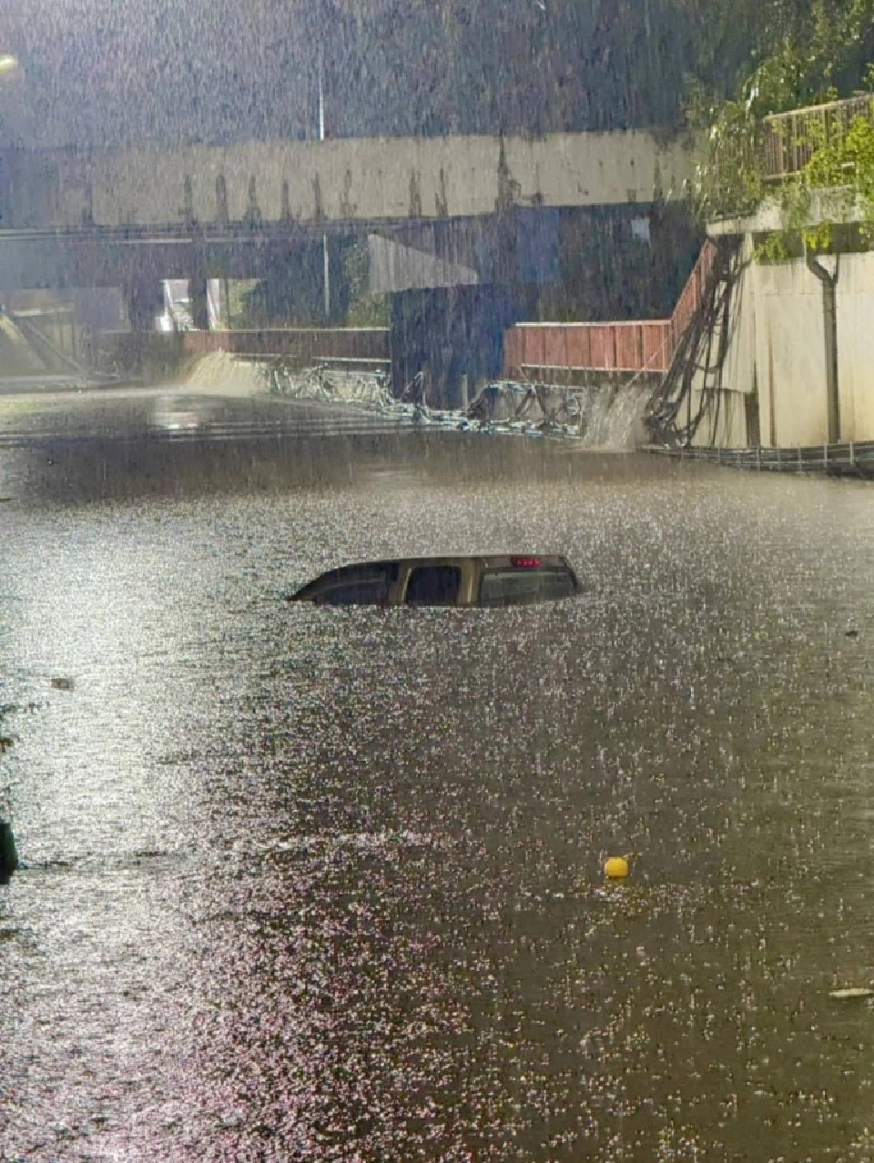 PEA แจ้งดับไฟฟ้า 16 จุด พื้นที่อำเภอหาดใหญ่ หนีน้ำท่วมสูง