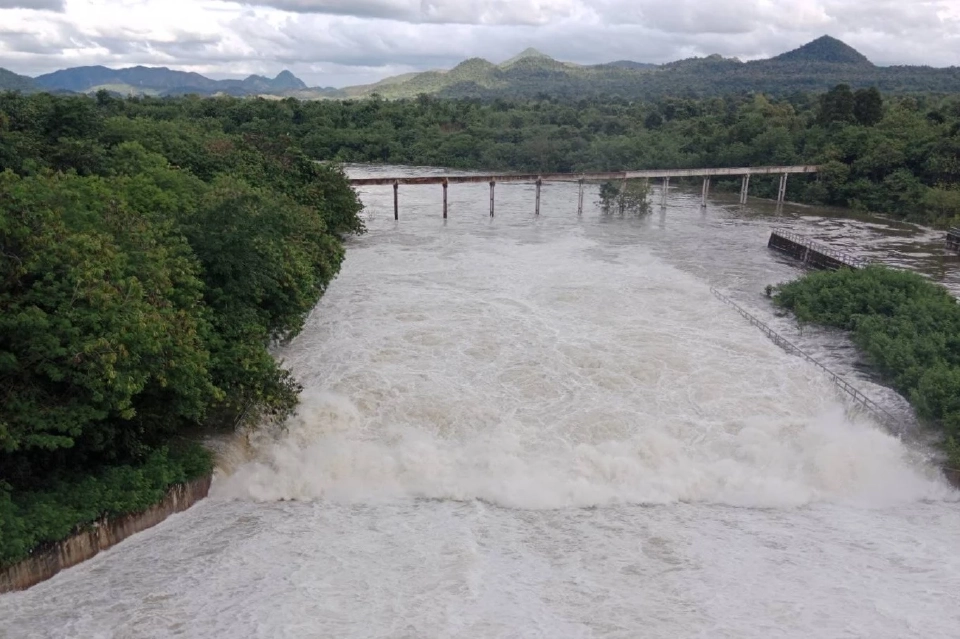 ชลประทานเร่งระบายน้ำสุโขทัย หลังฝนตกหนักต่อเนื่อง น้ำล้นสปิลเวย์หลายอ่าง เตรียมรับมือพื้นที่ลุ่มต่ำ