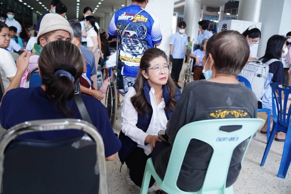 “สุดารัตน์"ส่งต่อน้ำใจช่วยประชาชนที่ประสบภัยน้ำท่วมหาดใหญ่