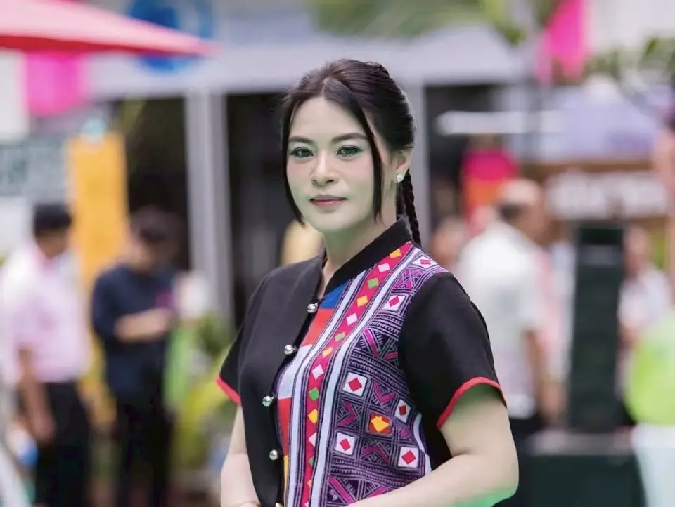 นางสาวกชพร เวโรจน์ หรือมาดามหยก หัวหน้าพรรคก้าวอิสระ (Indy) และ ประธานชมรม Change Together