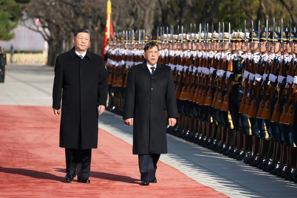 'ในหลวง-พระราชินี' เสด็จฯ จัตุรัสเทียนอันเหมิน พิธีสวนสนามรับเสด็จฯอย่างสมพระเกียรติ