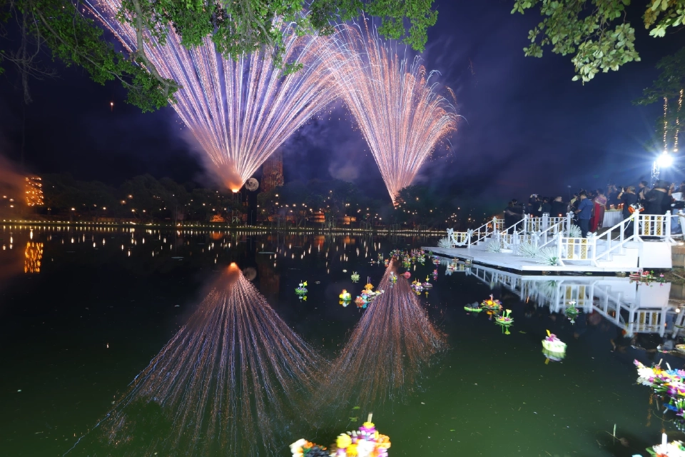 เปิดภาพลอยกระทง Maha Loi Krathong @อยุธยา น้อมรำลึก 'สมเด็จพระพันปีหลวง'