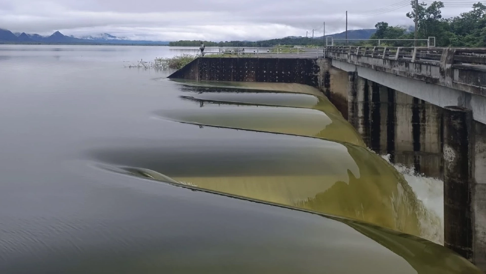 ชลประทานเร่งระบายน้ำสุโขทัย หลังฝนตกหนักต่อเนื่อง น้ำล้นสปิลเวย์หลายอ่าง เตรียมรับมือพื้นที่ลุ่มต่ำ