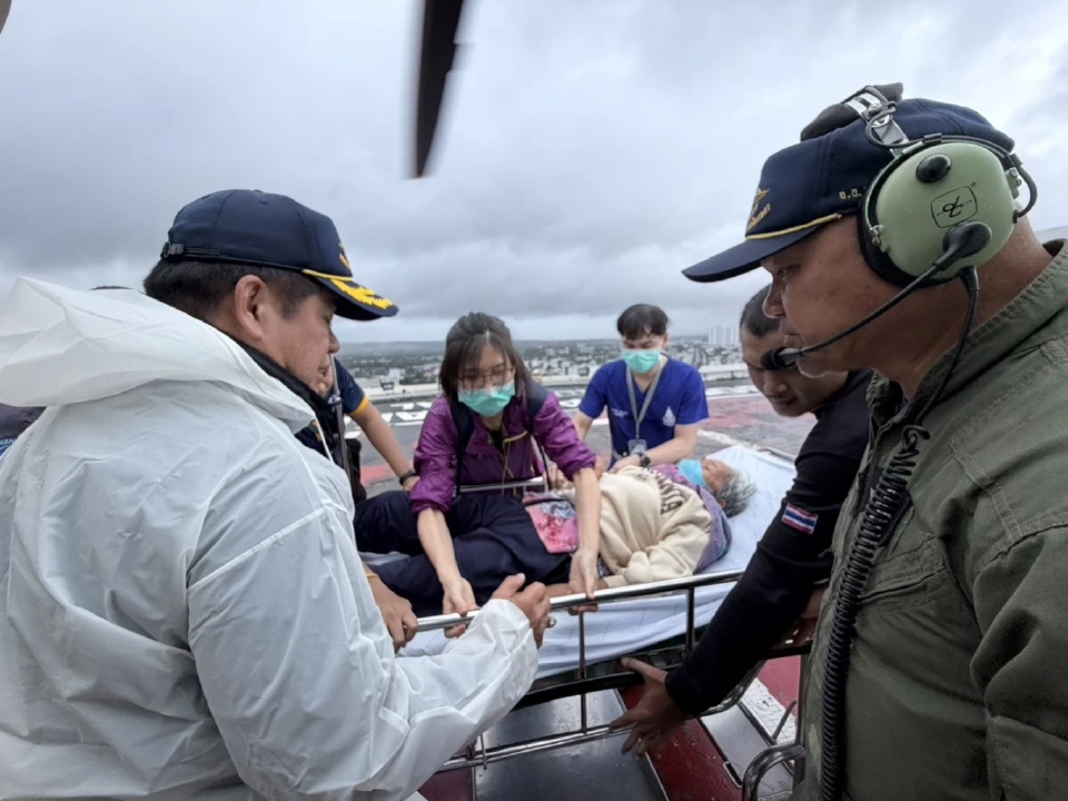 “ธรรมนัส”สั่ง ฮ.บินฝ่าน้ำท่วม รับผู้ป่วยฟอกไต 2 รายส่ง โรงพยาบาลปลอดภัย