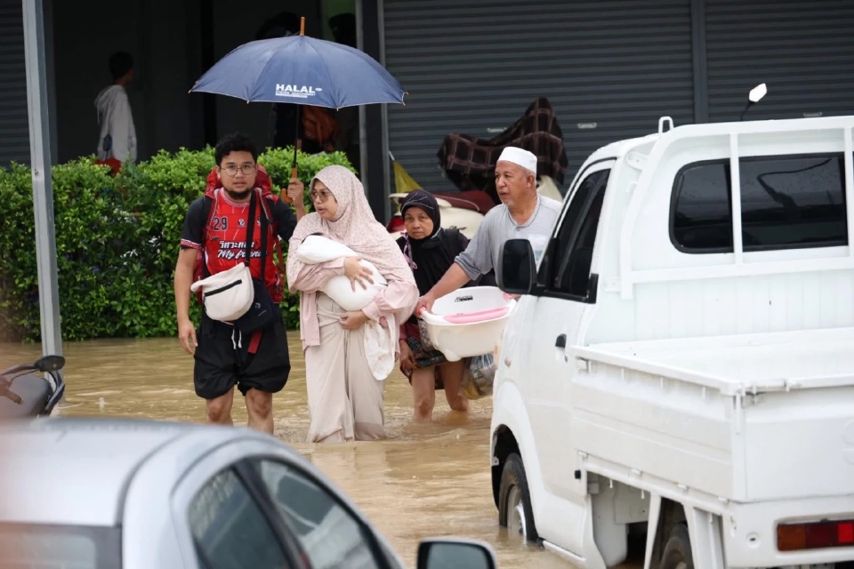 หาดใหญ่วิกฤตหนัก ถนนลพบุรีราเมศวร์ ถูกตัดขาดกระแสน้ำไหลเชี่ยวบ้านเรือนประชาชนได้รับความเสียหาย 