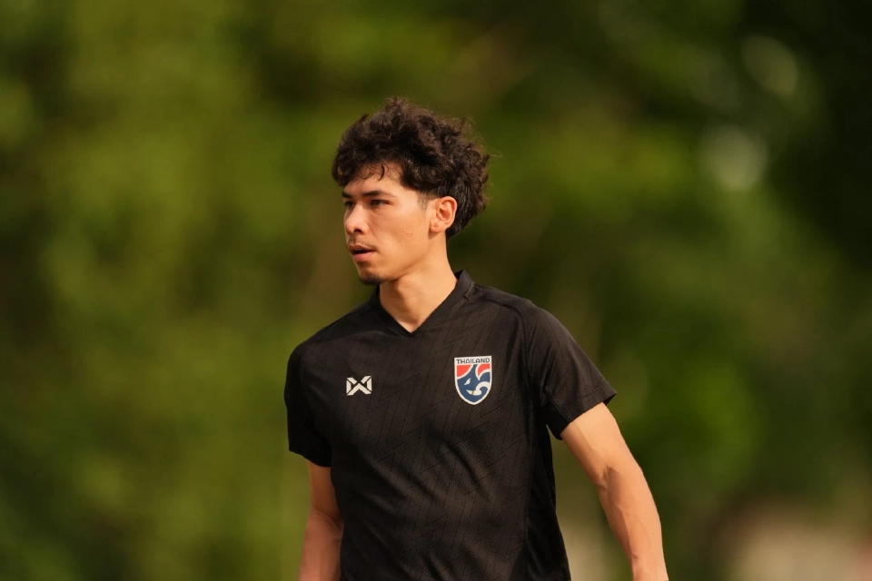 &quot;เบนจามิน เดวิส กองกลางจากสโมสร อุทัยธานี เอฟซี&quot;